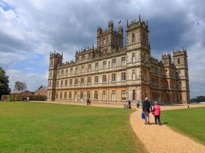 England, Hampshire. 2 May 2017. Highclere Castle. Jacobethan style country house, seat of the Earl of  Carnarvon.  Setting of Downton Abbey. (England, Hampshire. 2 May 2017. Highclere Castle. Jacobethan style country house, seat of the Earl of  Carnar