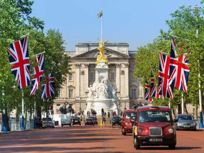 LONDON, ENGLAND - August 20, 2016. Traffic in London with Buckingham Palace in background