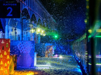 tol-churston-platform-train-reflection-and-snow-2_mmr4bi_m_002[1]